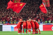 中国队在足球场上大放异彩，赢得比赛